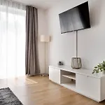 In The Center I Home2share
